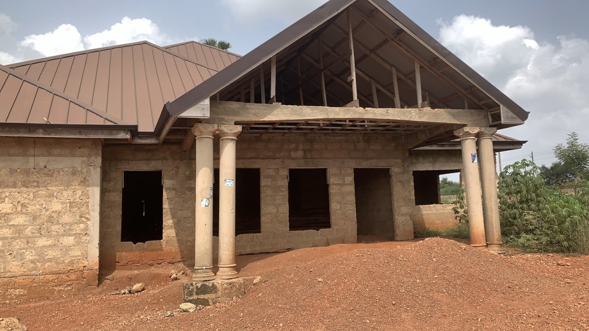 Uncompleted 6-Bedroom House with Extra 1 Plot at Dumasua Police Barrier, Fiapre
